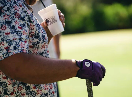 man with golf club with gloves from short par 4